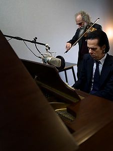 Cave und Ellis erweisen Amy Winehouse die Ehre © Studiocanal