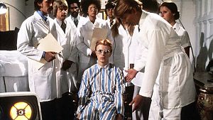 David Bowie als Alien im Pyjama