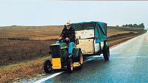 Der fahrbare Rasenmäher der Marke John Deere schaffte maximal acht Kilometer pro Stunde – Alvin Straight war insgesamt sechs Wochen on the road. &copy; STUDIOCANAL