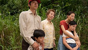 Jacob (Steven Yeun) mit Familie in "Minari – Wo wir Wurzeln schlagen" © Prokino