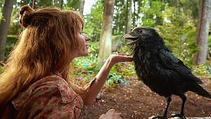 Karoline Herfurth als Kleine Hexe mit dem Raben Abraxas © Studiocanal GmbH / Claussen+Putz Film / Walter Wehner
