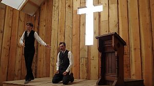 In Eli Sundays Kirche geht sogar Daniel Plainview auf die Knie © Studiocanal