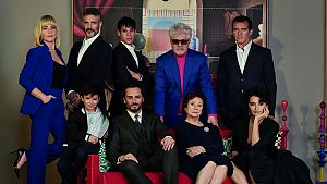 Der Meister hinter dunklen Gläsern im Kreise seines Ensembles