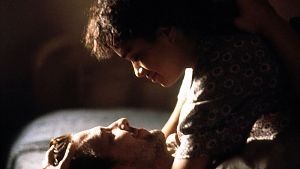 Liebe kann so schön und sie kann so heftig sein. Mickey Rourke und Lisa Bonet in einem sinnlichen Moment