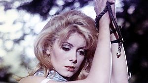 Catherine Deneuve lässt sich in Luis Buñuels Skandalfilm als Séverine von erotischen Tagträumereien hinreißen