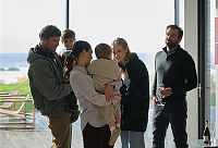 Bild zu Playing Nice: Gar nicht mal so nette Familiengrüße aus Cornwall