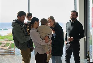 Bild zu Playing Nice: Gar nicht mal so nette Familiengrüße aus Cornwall