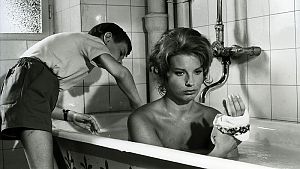 Johan wäscht seine Mutter Anna. © � 1963 AB Svensk Filmindustri