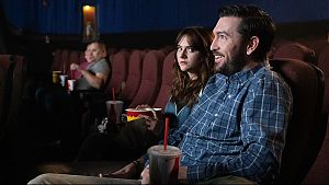 Emilia Jones als Margot und Nicholas Braun als Robert beim nicht so gut laufenden Kino-Abend. © Studiocanal GmbH