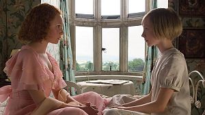 Saoirse Ronan (rechts) als Briony in Abbitte © Copyright: 2006 Universal Studios. ALL RIGHTS RESERVED