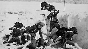 Der junge Napoleon leitet seine erste (Schneeball-) Schlacht. © 1983 THE IMAGES FILM ARCHIVE INC.