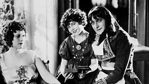 Napoleon neben seiner Gattin Joséphine de Beauharnais und ihrer Tochter. © 1983 THE IMAGES FILM ARCHIVE INC.