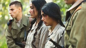 "„Wir hatten keine Röcke. Wir hatten Kampfanzüge.“ Farah (Hafsia Herzi) als 22-jährige Mutter Leila © � Studiocanal GmbH / Marcel Hartmann