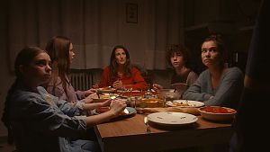 v.l.n.r. Olivia (Juliane Lepoureau), Camille (Louise Labèque), Toni (Camille Cottin), Timothée (Oscar Pauleau), Mathilde (Léa Lopez) &copy; CHI-FOU-MI PRODUCTIONS – STUDIOCANAL – FRANCE 2