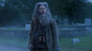 Tom Waits als Hermit Bob hat den Durchblick, während der Rest von den Zombies rasiert wird