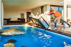 Maik und seine Filmmutter versenken das Mobiliar und ihr altes Leben im Pool © Studiocanal