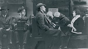 Hitchcock kommt früh als Statist zum Zug – und nicht wirklich zum Lesen