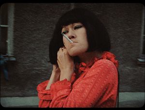 Kristine de Loup als Kübelkind lässt sich das Leben munden