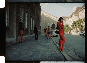 Unter dem Pflaster der Strand? Kübelkind am Bordstein.