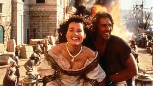 Piratin Morgan (Geena Davis) und William Shaw (Matthew Modine, nachdem Michael Douglas abgesagt hatte) sind mal wieder mit viel Freude auf der Flucht. © Arthaus / Studiocanal