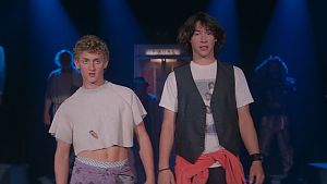 Bill & Ted bei der Präsentation in ihrem Geschichtskurs, die eher einem Rock-Konzert gleicht. © STUDIOCANAL