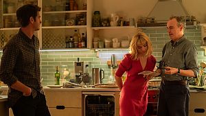 Regisseur John Cowley am Set mit Florence Pugh und Andrew Garfield. © STUDIOCANAL