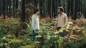 © Émile (Paul Kircher), der sich bald verwandeln wird und sein Vater François (Romain Duris) in dem Wald, in dem ihre mutierte Mutter als Wolf-ähnliches Wesen umherstreift.