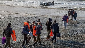 Höllentrip mit dem Schlauchboot auf die Insel © Studiocanal