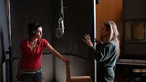 Marisa Abela und Regisseurin Sam Taylor-Johnson bei den Dreharbeiten &copy; Dean Rogers / STUDIOCANAL SAS