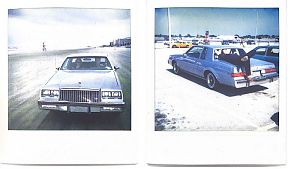 Auf der Suche nach der perfekten Location. Links: Jim Jarmusch und Sara Driver; rechts: Otto Grokenberger auf dem 1965 Dodge Coronet &copy; Otto Grokenberger